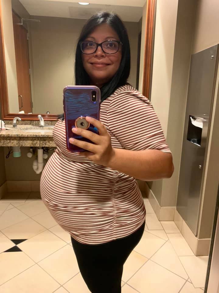 40-year-old jenn pena showing her pregnant belly in a selfie after having her tubal reversal 3 years ago